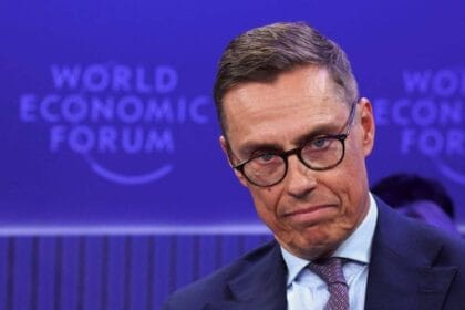 رئيس فنلندا لمواطنيه: استعدوا «نفسياً» لإحياء العلاقات مع روسيا