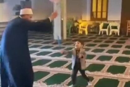 إمام يلهو مع أطفال داخل مسجد.. فيديو يثير الجدل في مصر