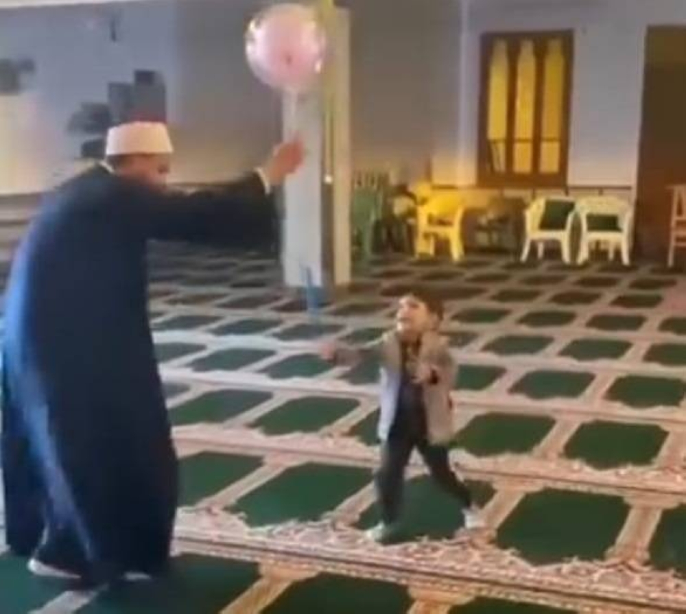 إمام يلهو مع أطفال داخل مسجد.. فيديو يثير الجدل في مصر