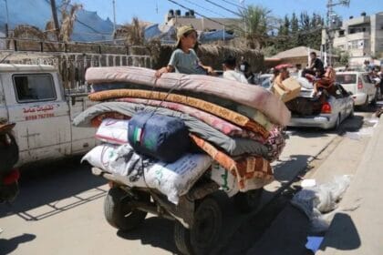 إسرائيل تدك غزة.. وسكان حي الشجاعية يستغيثون إنقاذهم