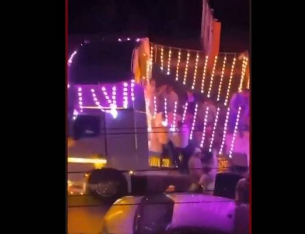 موكب متنقل يتحدى التقاليد.. ما قصة الفرح الذي هز الدقهلية ؟