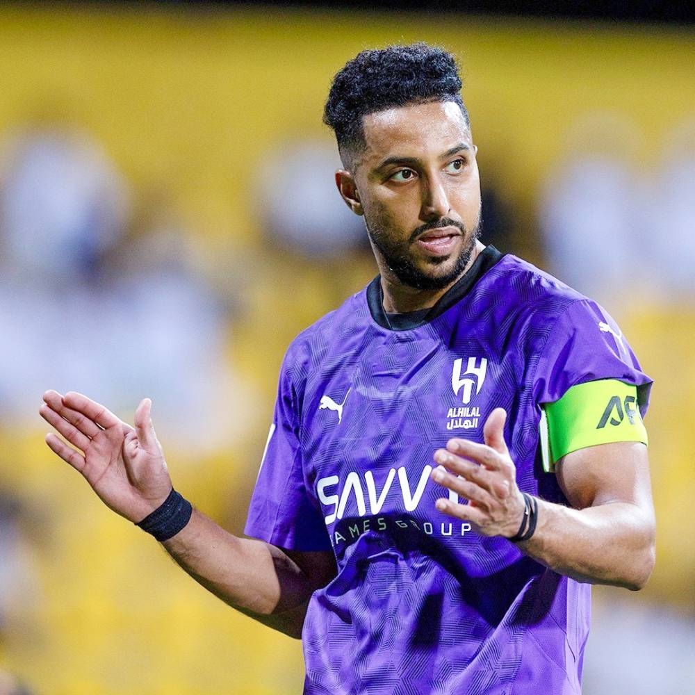 الدوسري بين البقاء أو الرحيل عن الزعيم