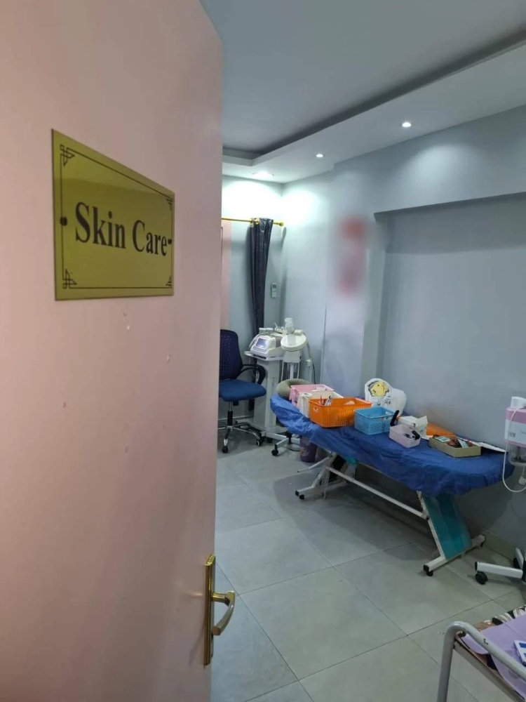 خريجة خدمة اجتماعية تُجري عمليات تجميل.. سقوط طبيبة سوهاج المُزيفة