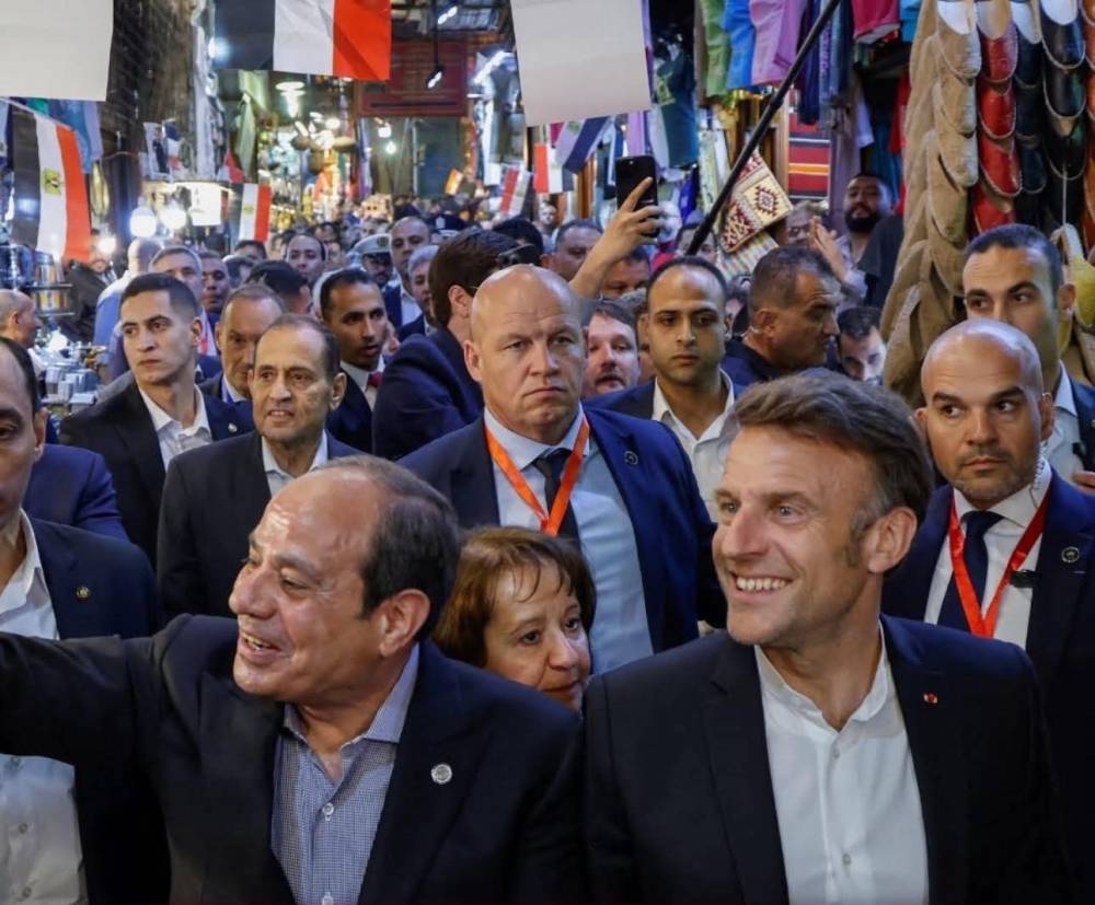 السيسي يصطحب ماكرون في جولة بمنطقة خان الخليلي الأثرية