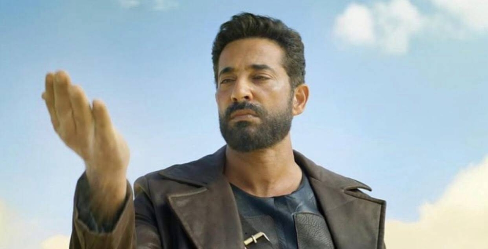 عمرو سعد يعلن انتهاء تصوير فيلمه العالمي «الغربان» استعداداً لعرضه قريباً