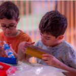 ورشة «المصباح الكهربائي» تُشعل فضول الصغار في «الشارقة القرائي للطفل»