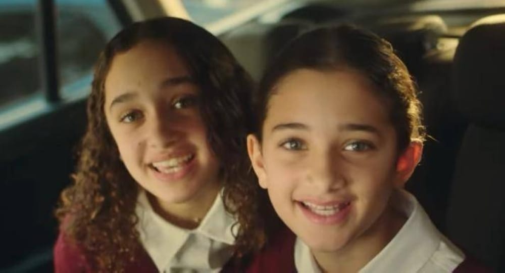 بعد سنوات من الاختفاء.. ظهور مفاجئ لبنات كريم محمود عبدالعزيز في إعلان جديد لأحد البنوك بعد سنوات من الاختفاء.. ظهور مفاجئ لبنات كريم محمود عبدالعزيز في إعلان جديد لأحد البنوك