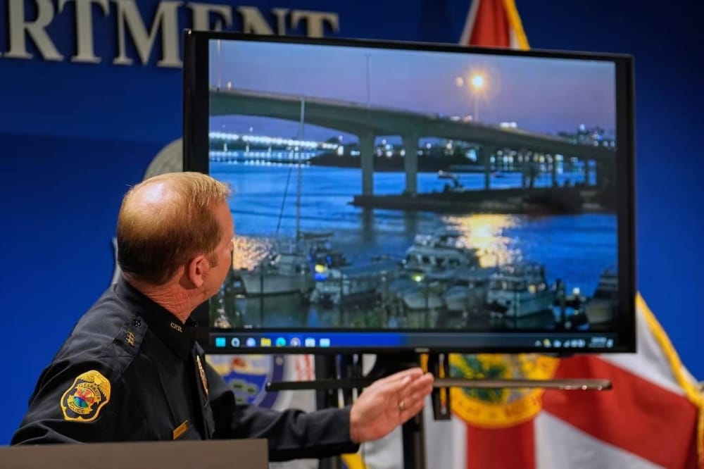 تحطّم عبّارة على متنها 40 راكباً في فلوريدا الأمريكية تحطّم عبّارة على متنها 40 راكباً في فلوريدا الأمريكية