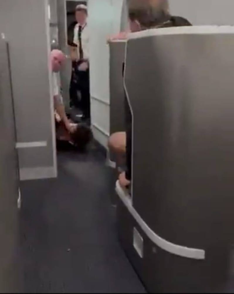 خرق أمني خطير.. برازيلية تُثير الذعر وتهدد سلامة طائرة بأكلمها خرق أمني خطير.. برازيلية تُثير الذعر وتهدد سلامة طائرة بأكلمها