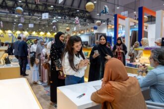 بدور القاسمي توقع كتاب «بيت الحكمة» في «الشارقة القرائي للطفل»