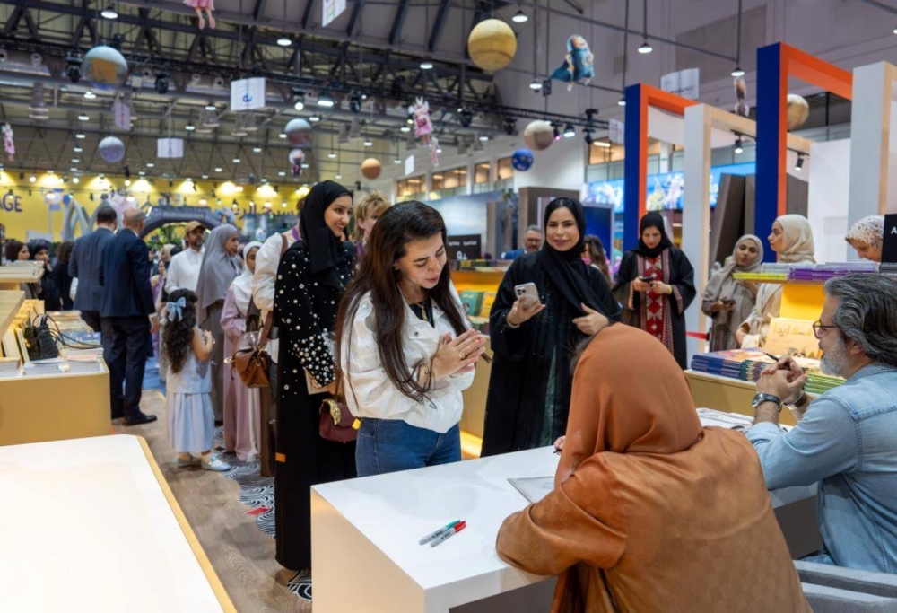 بدور القاسمي توقع كتاب «بيت الحكمة» في «الشارقة القرائي للطفل»
