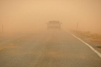 رياح غبارية شديدة في المفرق والأمن يحذر السائقين