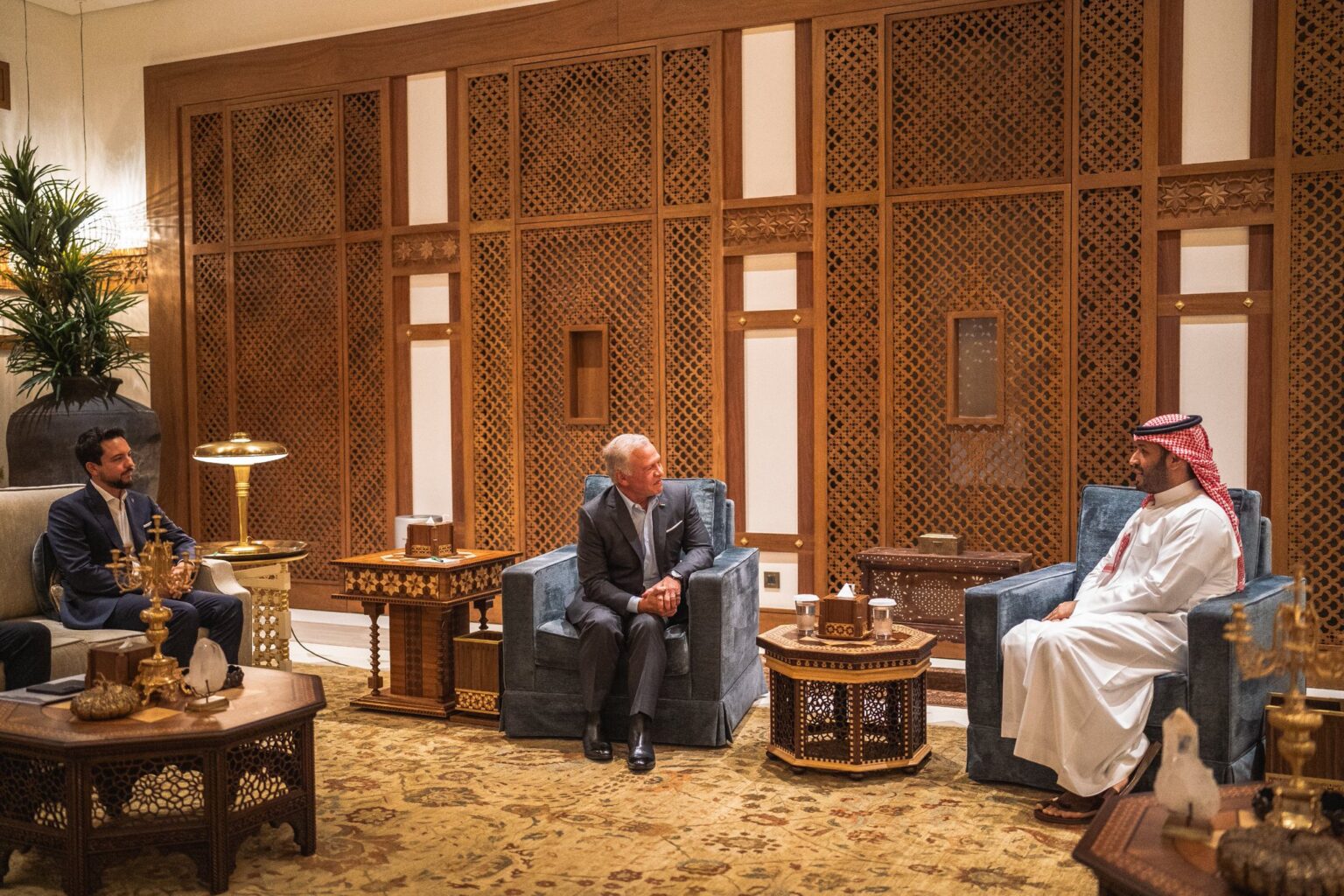 الملك وولي العهد السعودي يعقدان لقاء في جدة