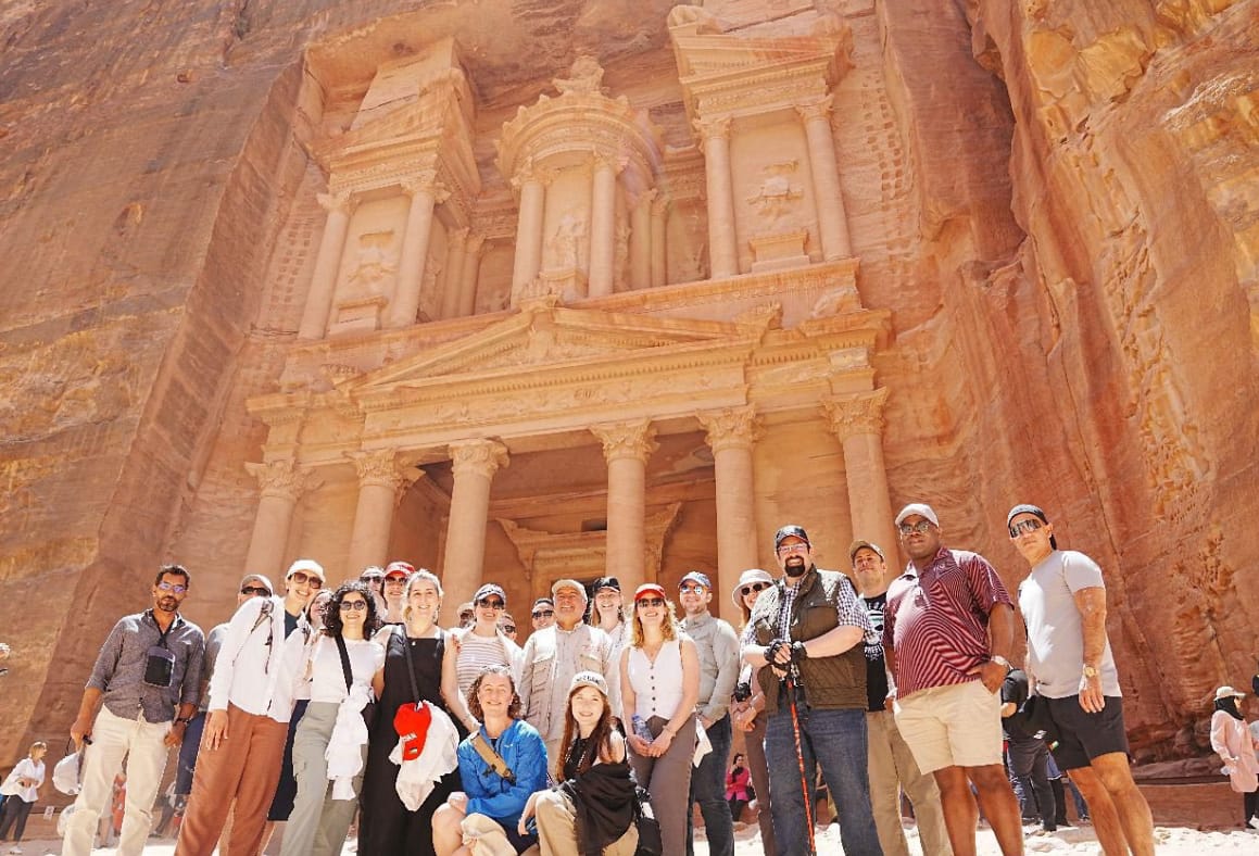 وفد من الكونغرس الأميركي يزور البترا ويطلع على التجربة الأردنية بإدراة المواقع السياحية وفد من الكونغرس الأميركي يزور البترا ويطلع على التجربة الأردنية بإدراة المواقع السياحية