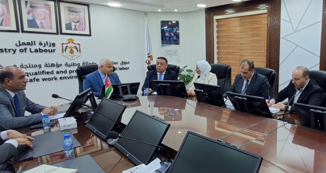 “العمل” والبريد الأردني يوقعان اتفاقية لتشغيل 400 أردني “العمل” والبريد الأردني يوقعان اتفاقية لتشغيل 400 أردني