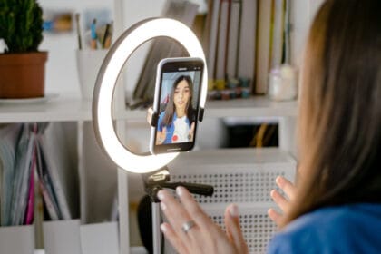 العراق تفرض رسوماً على المؤثرين تصل إلى مليون دينار سنوياً