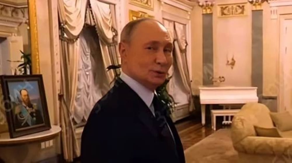 لأول مرة.. الرئيس الروسي يكشف أسرار شقته المُذهّبة داخل الكرملين لأول مرة.. الرئيس الروسي يكشف أسرار شقته المُذهّبة داخل الكرملين