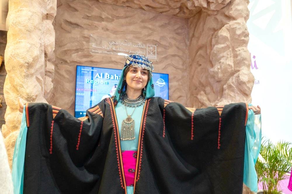 جناح الباحة يخطف الأضواء في دبي بـ«الجبة» و«البُن الشدوي»
