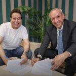 «حكيم» يوقع عقداً فنياً لإنتاج أغانٍ وحفلات خارج مصر