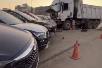 شاحنة تدمر معرض سيارات بأكمله وخسائر بالملايين في القاهرة