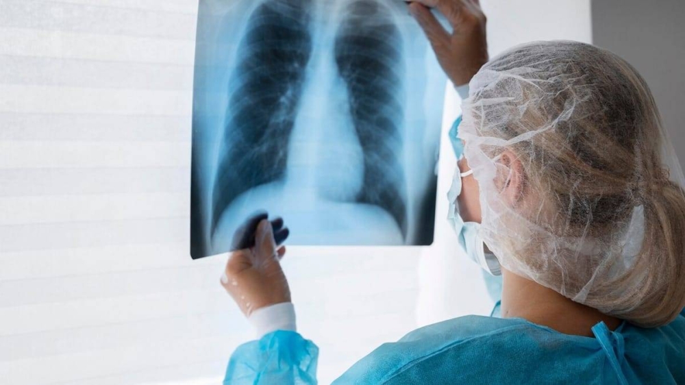 كبار السن في خطر.. حقائق صادمة عن الالتهاب الرئوي المزدوج