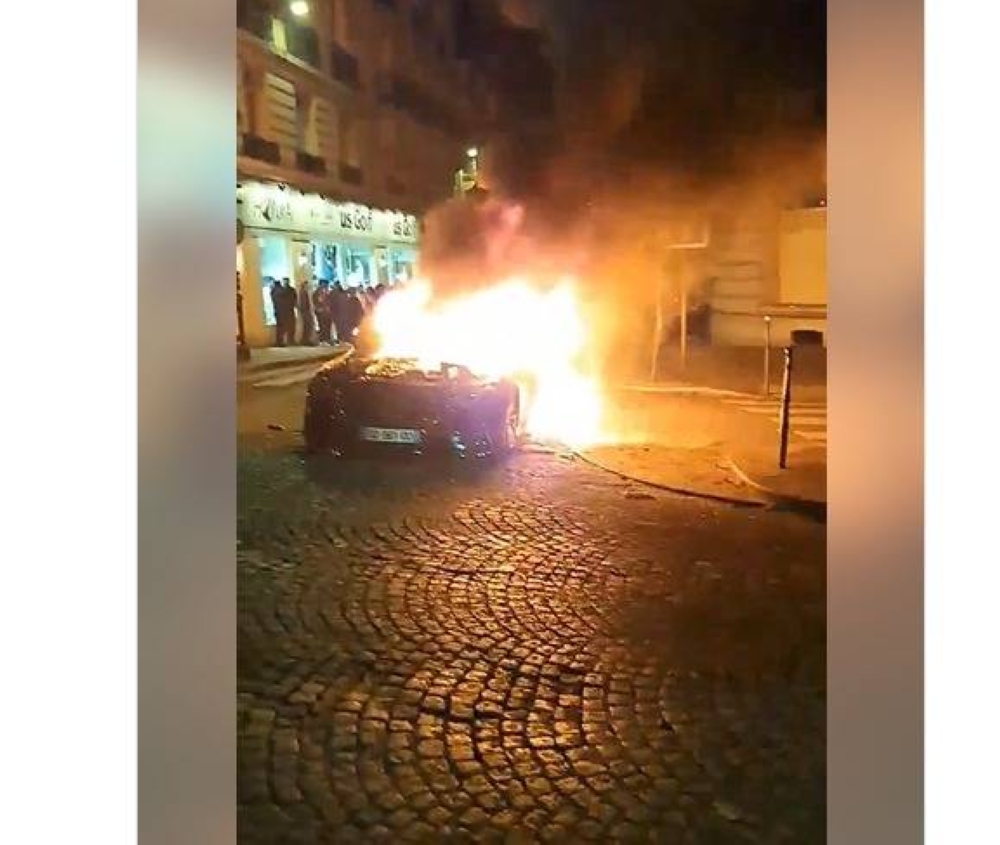 فوضى الشانزليزيه.. دهس مشجعي باريس سان جيرمان يُعكر فرحة التأهل