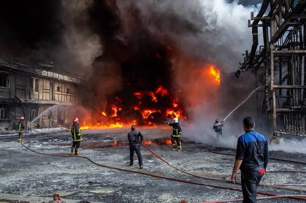 خسائر وأضرار بالغة.. حريق هائل يلتهم مجمّعاً صناعياً في إيران خسائر وأضرار بالغة.. حريق هائل يلتهم مجمّعاً صناعياً في إيران