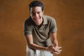 تركيب 11 مسماراً للمصاب.. نور النبوي يدهس موظفاً في الكهرباء