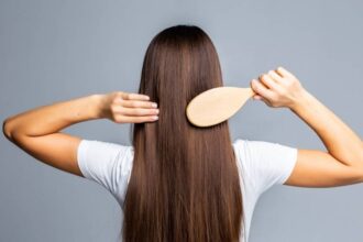5 فوائد لتمشيط الشعر تعزّز النمو وتمنع التكسر