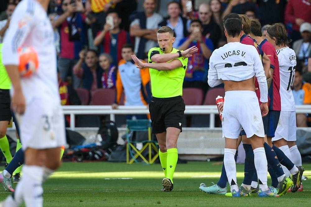فضيحة في غرفة الـ«VAR» بـ«كلاسيكو» برشلونة وريال مدريد