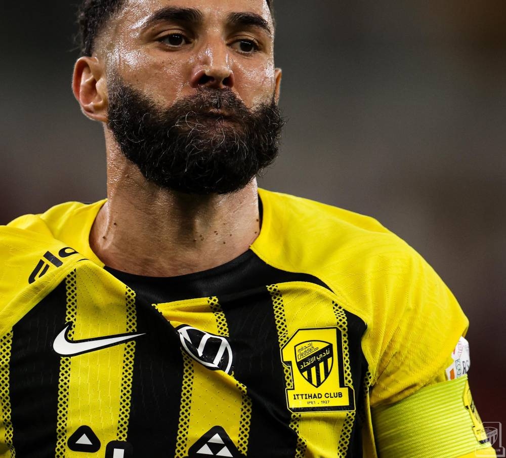 «بنزيما» لا يرضى بغير الذهب