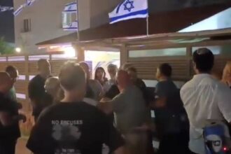 نتنياهو يفجّر الصراع.. اشتباكات بالعصي والأيدي بين متظاهرين إسرائيليين