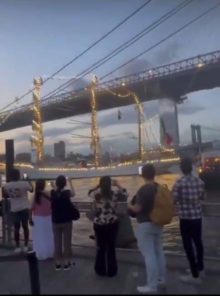 لحظات الرعب.. سفينة مكسيكية تتحطم تحت جسر بروكلين في نيويورك