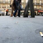 575 ريالاً عقوبة «رمي أعقاب السجائر» في شوارع باريس