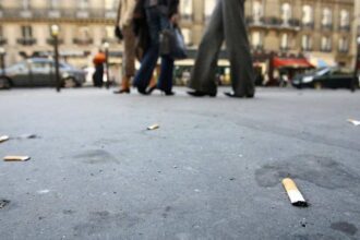 575 ريالاً عقوبة «رمي أعقاب السجائر» في شوارع باريس