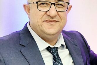 هيثم حسين يستعيد من منفاه الأمل بـ«حين يمشي الجبل»