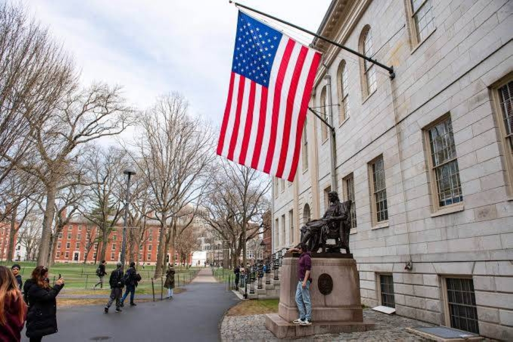 جامعة هارفارد تتحدى ترمب بدعوى قضائية.. ما القصة؟ جامعة هارفارد تتحدى ترمب بدعوى قضائية.. ما القصة؟