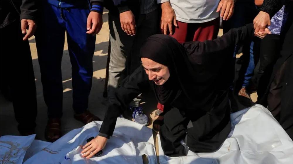 صدمة طبيبة فلسطينية.. أشلاء أطفالها التسعة أمامها في المستشفى