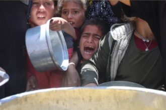 الموت يلاحق أطفال غزة.. و«الصليب الأحمر الدولي» يعلن مقتل متعاونَين