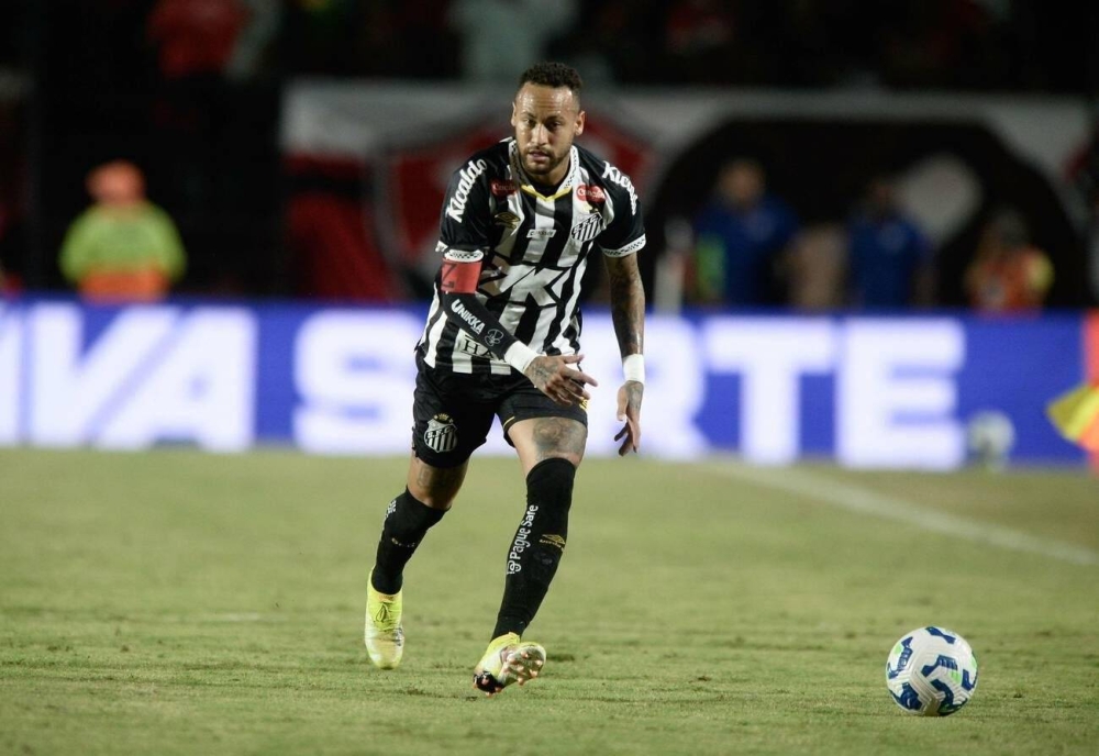اصطدام نيمار بلاعب فيتوريا يحبس أنفاس جماهير سانتوس