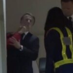 لحظة محرجة لماكرون.. هل صفعته زوجته على سلم الطائرة؟