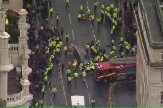 مأساة في احتفالات ليفربول.. سيارة تصدم مشجعين خلال موكب التتويج مأساة في احتفالات ليفربول.. سيارة تصدم مشجعين خلال موكب التتويج