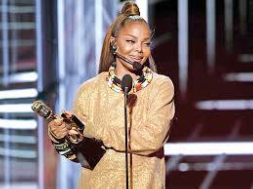 توزيع جوائز الموسيقى الأمريكية.. بيلي إيليش فنانة العام و«الأيقونة» لجانيت جاكسون توزيع جوائز الموسيقى الأمريكية.. بيلي إيليش فنانة العام و«الأيقونة» لجانيت جاكسون