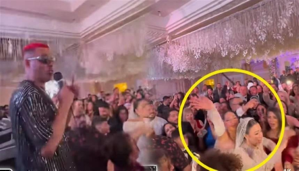 مصر.. عروس تُغادر زفافها للاستماع لمطربها المفضل بالقاعة المجاورة! مصر.. عروس تُغادر زفافها للاستماع لمطربها المفضل بالقاعة المجاورة!
