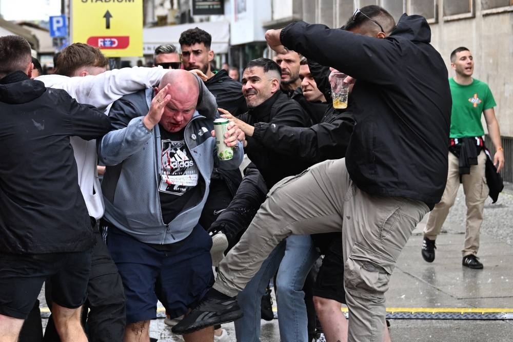 بالشغب والاعتقالات.. نهائي تشيلسي وبيتيس يبدأ مبكراً في الشوارع البولندية