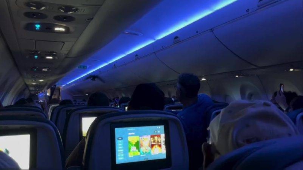 بسبب «ضيفين غريبين» على طائرة.. تأخُر رحلة مرتين بسبب «ضيفين غريبين» على طائرة.. تأخُر رحلة مرتين