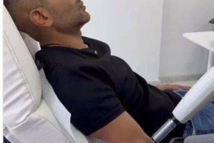 أحمد سعد يفاجئ جمهوره بإزالة الوشم من جسمه ويبدأ مرحلة العلاج