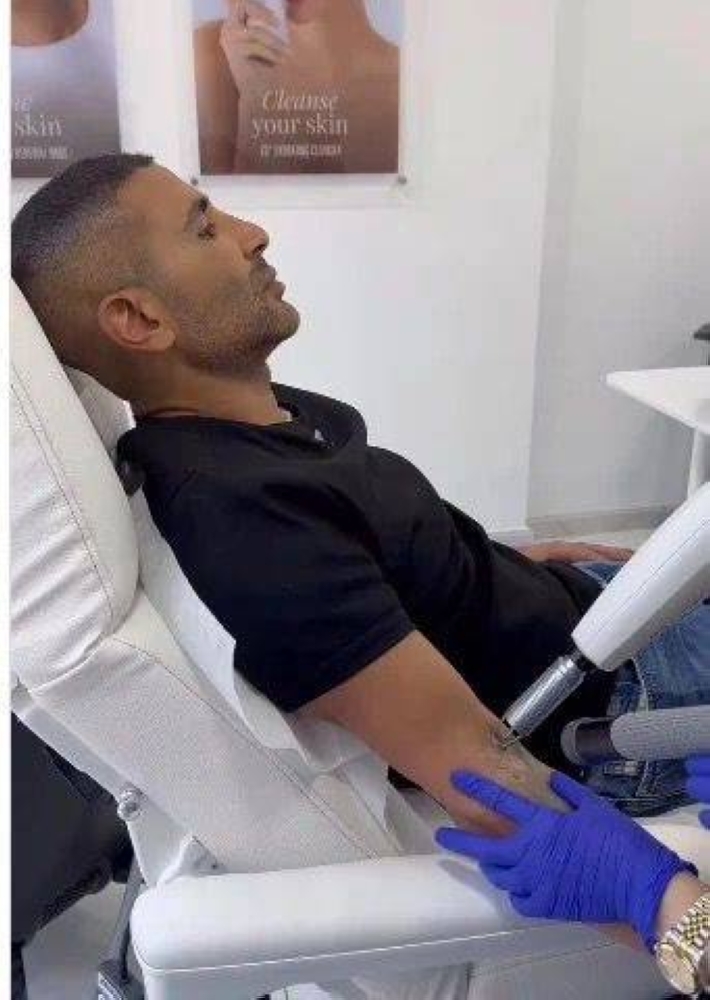 أحمد سعد يفاجئ جمهوره بإزالة الوشم من جسمه ويبدأ مرحلة العلاج أحمد سعد يفاجئ جمهوره بإزالة الوشم من جسمه ويبدأ مرحلة العلاج