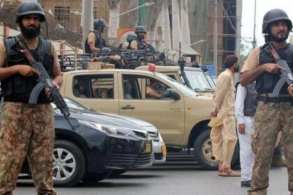 الشرطة الباكستانية تعلن مقتل 4 إرهابيين وجندييْن في مداهمات بكشمير