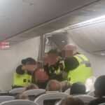 «الطائرة ستتحطم».. راكب يثير الذعر بين الركاب خلال الهبوط !